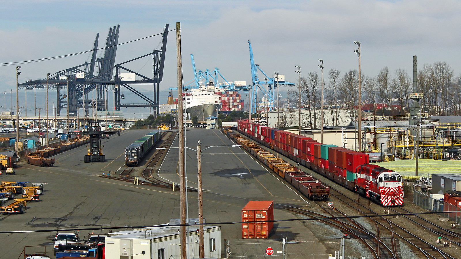 Port rail yard and intermodal tracks