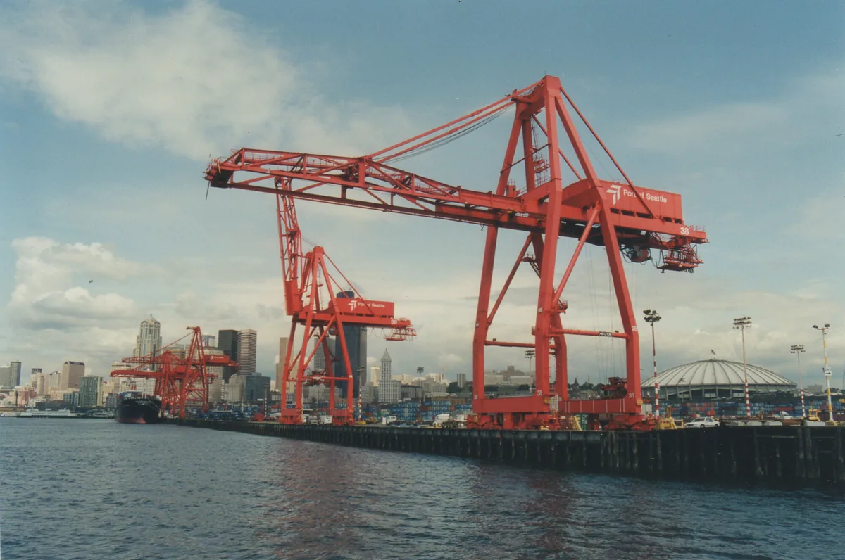 Container cranes and waterfront facilities in Seattle
